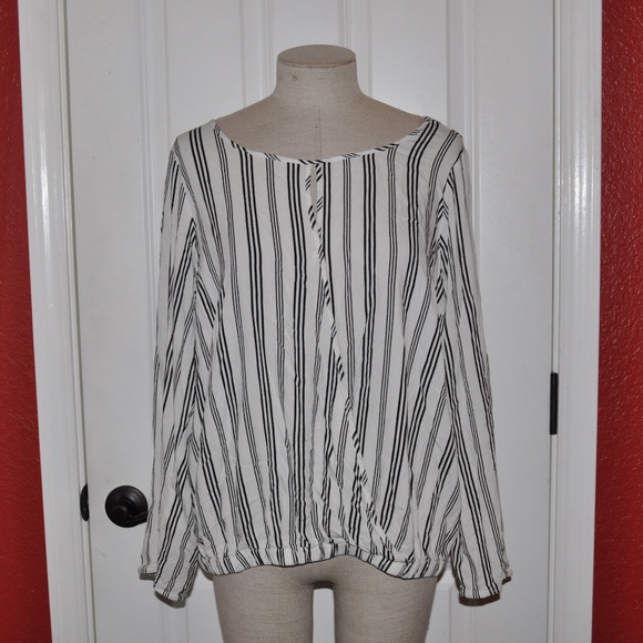 TORRID Black+White Striped Surplice Top [E1] - Picture 4 of 8